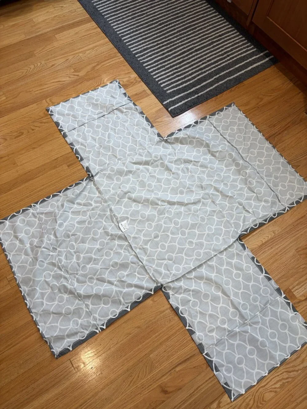 Like new! Grey and white geometric dog crate cover, 24L x 18W x 19H - Picture 5 of 8